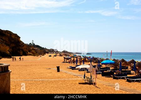 Una bella spiaggia di sabbia ad Albufeira che si affaccia sull'Oceano Atlantico preso il 25th luglio 2019 Foto Stock