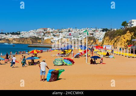 Una bella giornata di sole a Praia do Tunel ad Albufeira, il 25th luglio 2019 Foto Stock