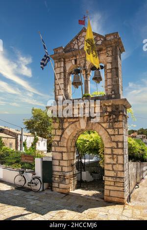 Porta con campanile della Chiesa della Panayia Kassopitra. Kassiopi, isola di Corfù, Grecia. Foto Stock