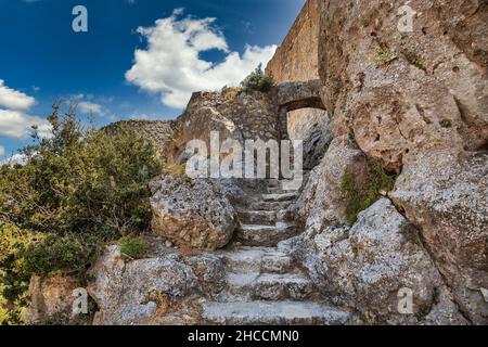 Antica scalinata in pietra e ingresso alla fortezza sulla scogliera Angelocastro, isola di Corfù, Grecia. Foto Stock