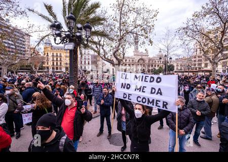 Valencia, Spagna; 25 gennaio 2021: Manifestanti contro le misure anti Covid adottate contro il settore alberghiero dal governo locale Foto Stock