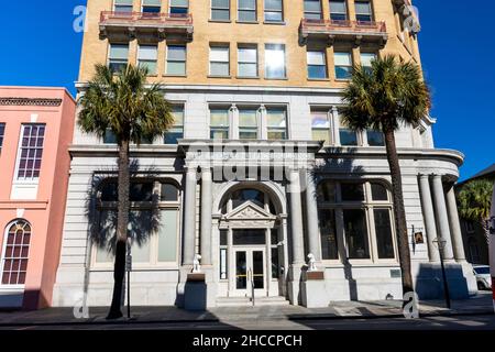 Charleston, South Carolina, USA - 27 novembre 2021: L'edificio degli uffici di Peoples visto nella storica città vecchia. Foto Stock