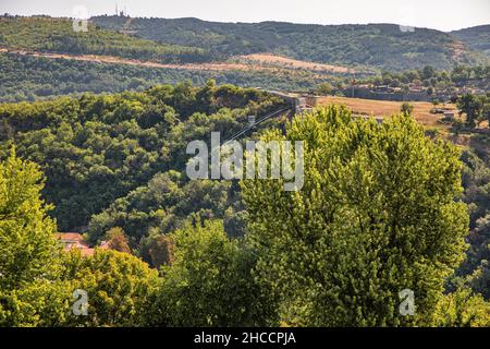 Vista su Veliko Tarnovo con funicolare che porta alla Fortezza di Tsarevets e alla Riserva architettonica e museale di Trapezitsa in Bulgaria. Foto Stock