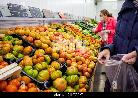 Valencia, Spagna; 26th marzo 2021: Persone che acquistano frutta e verdura in un negozio di frutta durante il New Normal Foto Stock