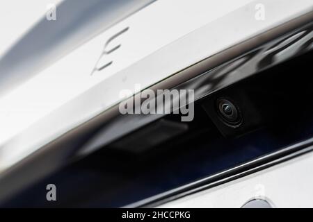 Vista ravvicinata della telecamera posteriore del sistema di assistenza al parcheggio sulla vettura. Moderna cameara con vista posteriore sul moderno vano bagagli. Sistema di assistenza al parcheggio. Foto Stock