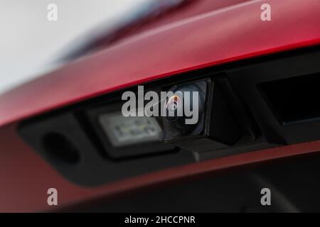 Vista ravvicinata della telecamera posteriore del sistema di assistenza al parcheggio sulla vettura. Moderna cameara con vista posteriore sul moderno vano bagagli. Sistema di assistenza al parcheggio. Foto Stock