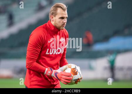 Varsavia, Polonia. 09th Dic 2021. Aleksandr Maksimenko di Spartak visto durante la partita della UEFA Europa League Group Stage tra Legia Warszawa e Spartak Mosca al Marshal Jozef Pilsudski Legia Warsaw Municipal Stadium.Final Score; Legia Warszawa 0:1 Spartak Mosca. Credit: SOPA Images Limited/Alamy Live News Foto Stock