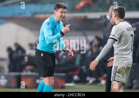 Varsavia, Polonia. 09th Dic 2021. L'arbitro Matej Jug (L) e Lirim Kastrati di Legia (R) visto durante la partita di palcoscenico del gruppo UEFA Europa League tra Legia Warszawa e Spartak Mosca al Marshal Jozef Pilsudski Legia Varsavia Municipal Stadium.Final Score; Legia Warszawa 0:1 Spartak Mosca. Credit: SOPA Images Limited/Alamy Live News Foto Stock