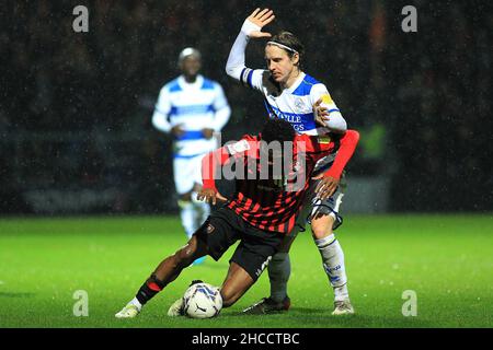 Londra, Regno Unito. 27th Dic 2021. Jefferson Lerma di Bournemouth (L) è imbrattato da Stefan Johansen di Queens Park Rangers (R). EFL Skybet Championship Match, Queens Park Rangers contro AFC Bournemouth al Kiyan Prince Foundation Stadium, Loftus Road a Londra lunedì 27th dicembre 2021. Questa immagine può essere utilizzata solo per scopi editoriali. Solo per uso editoriale, licenza richiesta per uso commerciale. Nessun uso in scommesse, giochi o un singolo club/campionato/player pubblicazioni. pic di Steffan Bowen/Andrew Orchard sport fotografia/Alamy Live news credito: Andrew Orchard sport fotografia/Alamy Live News Foto Stock