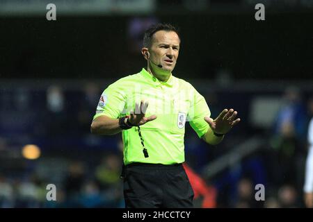 Londra, Regno Unito. 27th Dic 2021. L'arbitro Keith Stroud guarda avanti. EFL Skybet Championship Match, Queens Park Rangers contro AFC Bournemouth al Kiyan Prince Foundation Stadium, Loftus Road a Londra lunedì 27th dicembre 2021. Questa immagine può essere utilizzata solo per scopi editoriali. Solo per uso editoriale, licenza richiesta per uso commerciale. Nessun uso in scommesse, giochi o un singolo club/campionato/player pubblicazioni. pic di Steffan Bowen/Andrew Orchard sport fotografia/Alamy Live news credito: Andrew Orchard sport fotografia/Alamy Live News Foto Stock