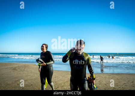 Valencia, Spagna; 12th dicembre 2021: I nuotatori celebrano una traversata invernale durante la Nuova normalità Foto Stock
