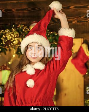 Affitto di accessori per le vacanze. Concetto di vacanze invernali. Servizi di noleggio decorazioni. Babbo natale. Capodanno vicino albero di natale. Noleggio costumi di carnevale Foto Stock