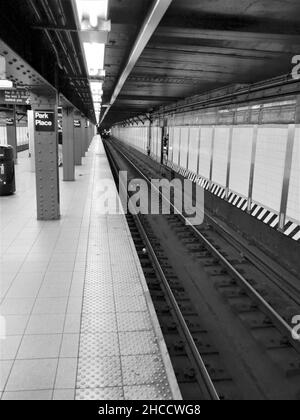 Immagine in scala di grigi della stazione ferroviaria vuota Foto Stock