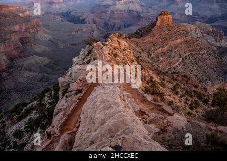 Rock si affaccia sul South Kaibab Trail mentre si snoda verso il Grand Canyon alla luce del mattino Foto Stock