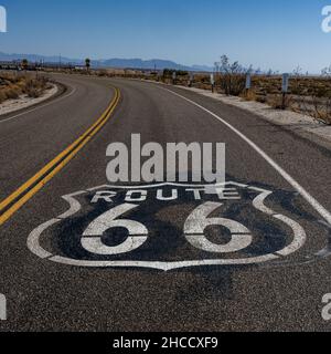 Route 66 Graphic dipinto su strada nella California meridionale Foto Stock