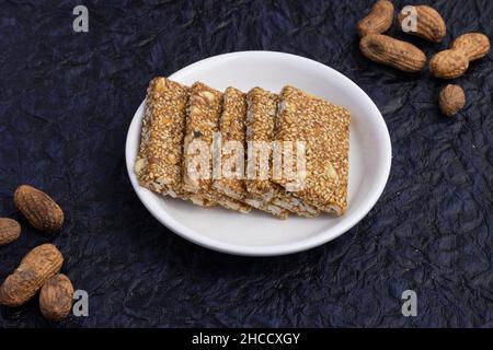 Dolce Mithai per Makar Sankranti Lohri Gajak anche conosciuto come Gur Gajjak Til Patti Papdi Chikki Gazak Gachak fatto di germogli di semi di sesamo delicatezza invernale Foto Stock