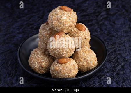 Specialità invernali dolci tradizionali indiani o mithai con aquiloni per Makar Sankranti Lohri Gajak noto anche come Gur Gajjak Gazak Gachak Til ka laddu Foto Stock