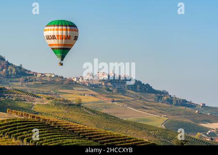 Volo in mongolfiera sulle colline e sui vigneti durante la stagione autunnale che circonda il villaggio di la Morra. Nelle Langhe, Cuneo, Piemonte, Italia. Foto Stock