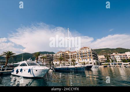 Marina vicino al Regent Hotel di Porto. Montenegro Foto Stock