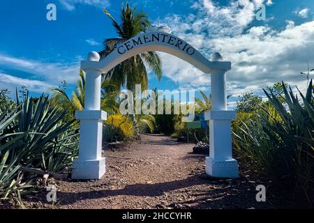 Ingresso all'unico Cimitero dell'Isola di Cabuya, raggiunto solo con la bassa marea, Penisola di Nicoya, Costa Rica Foto Stock