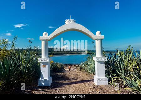 Ingresso all'unico Cimitero dell'Isola di Cabuya, raggiunto solo con la bassa marea, Penisola di Nicoya, Costa Rica Foto Stock