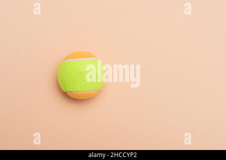 Beach tennis ball su sfondo beige. Poster di educazione orizzontale e sport, biglietti d'auguri, intestazioni, sito web Foto Stock