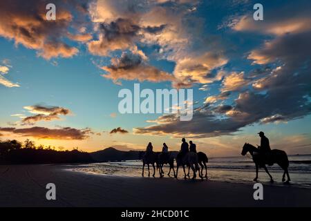 Equitazione a Playa Conchal, Guanacaste, Costa Rica Foto Stock