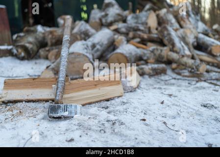 un'ascia vecchia per giacere su legna spaccata di legno Foto Stock