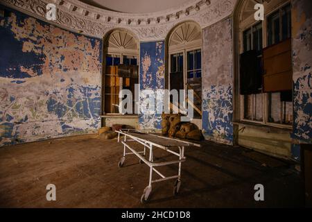 All'interno di vecchio e scuro ospedale abbandonato di notte Foto Stock