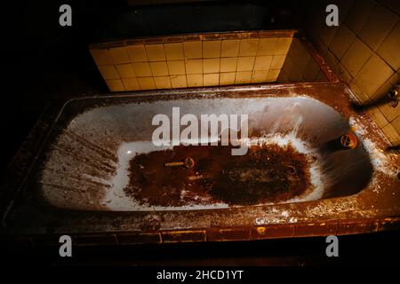 Bagno creepy in vecchio ospedale abbandonato Foto Stock