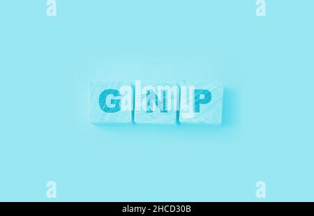 GNP Gross Domestic Product word realizzato con blocchi di legno su sfondo giallo. Foto Stock