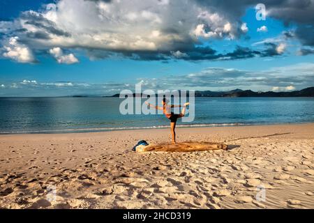 Yoga a Playa Conchal, una spiaggia fatta di conchiglie, Guanacaste, Costa Rica Foto Stock