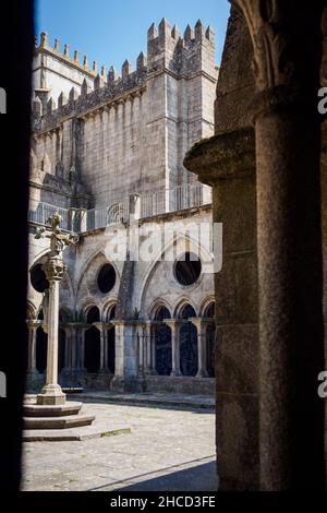 Cortile della cattedrale sé a Porto visto attraverso le colonne degli archi interni, Portogallo Foto Stock