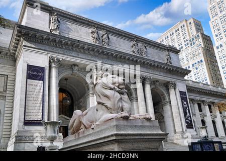 New York City, USA - 17 novembre 2021: Il ramo principale della Biblioteca pubblica di New York sulla Fifth Avenue ospita importanti mostre culturali. Foto Stock