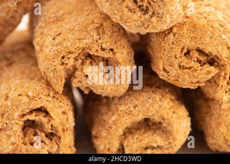 Khasta Gud Gajak Roll o Gur Gazak Chikki Rolls sono Mawa Dolce arrotolato a mano fatto di semi di sesamo martellato o picchiato, jaggery, Mava. Makar Sankranti Foto Stock