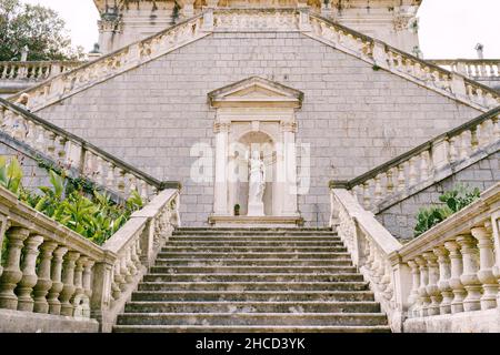 Statua di Cristo in una nicchia a pochi passi dalla Chiesa della Natività della Vergine a Prcanj Foto Stock