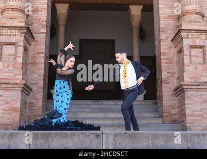 Uomo e donna ballano flamenco nelle scale di un edificio tradizionale Foto Stock