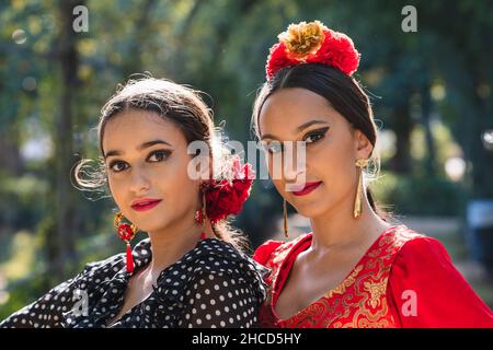 Ritratto con fuoco selettivo di due ballerini di flamenco all'aperto Foto Stock