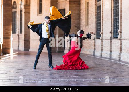 Uomo e donna in costume di flamenco che si esibiscono all'aperto Foto Stock