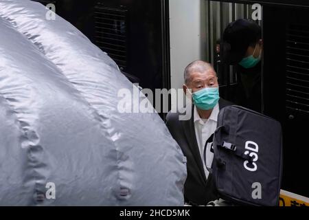 Hong Kong, Cina. 09th Feb 2021. Media Tycoon Jimmy Lai Chi-ying esce da un veicolo blindato. (Foto di Perry Hui/SOPA Images/Sipa USA) Credit: Sipa USA/Alamy Live News Foto Stock