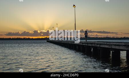 Tramonto al molo di Como Foto Stock