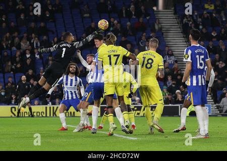 Brighton e Hove, Regno Unito. 27th Dic 2021. Brighton & Hove Albion Goalkeeper Robert S‡nchez pugna chiaramente davanti a Christian N¿rgaard di Brentford durante la partita della Premier League tra Brighton e Hove Albion e Brentford all'American Express Community Stadium di Brighton e Hove, Inghilterra, il 26 dicembre 2021. Foto di Ken Sparks. Solo per uso editoriale, licenza richiesta per uso commerciale. Nessun utilizzo nelle scommesse, nei giochi o nelle pubblicazioni di un singolo club/campionato/giocatore. Credit: UK Sports Pics Ltd/Alamy Live News Foto Stock