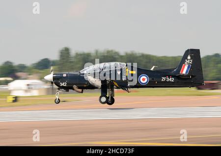 Royal Air Force, RAF, Short Tucano T1 atterrando al Royal International Air Tattoo Airshow, RAF Fairford, Regno Unito. Aereo addestratore turboelica Foto Stock