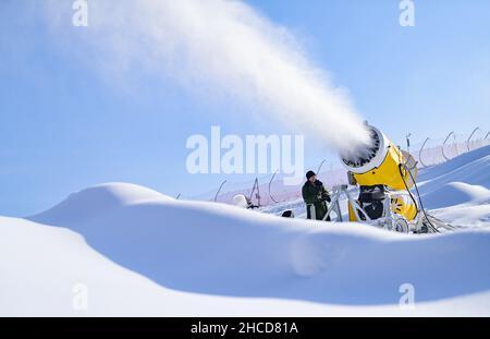HOHHOT, CINA - DICEMBRE 10,2021 - gli operai delle costruzioni fanno la neve al Resort sciistico della montagna di Manong in Hohhot, regione Autonoma interna della Mongolia della Cina del Nord, 10 dicembre 2021. (Foto di Wang Zheng / Costfoto/Sipa USA)