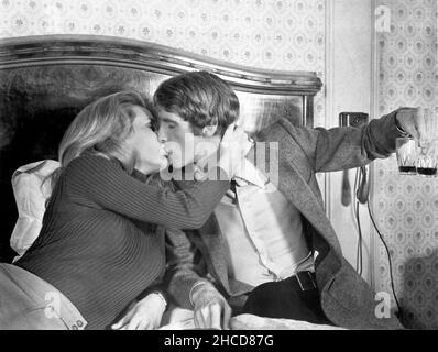 Genevieve Gilles, Michael Crawford, in set del British Film, 'Hello-Goodbye', 20th Century-Fox, 1970 Foto Stock