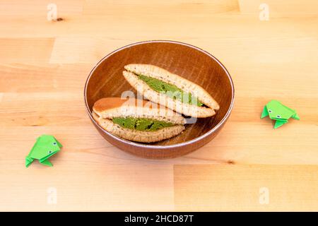 Dorayaki è un tipo di dolce giapponese che consiste di due torte rotonde riempite con anko, che è una pasta di fagioli fatta con la variante di fagiolo azuki. Foto Stock