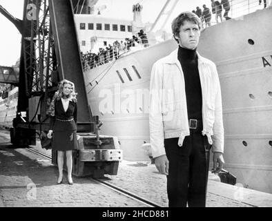 Genevieve Gilles, Michael Crawford, in set del British Film, 'Hello-Goodbye', 20th Century-Fox, 1970 Foto Stock