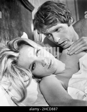 Genevieve Gilles, Michael Crawford, in set del British Film, 'Hello-Goodbye', 20th Century-Fox, 1970 Foto Stock