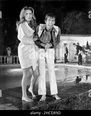 Genevieve Gilles, Michael Crawford, in set del British Film, 'Hello-Goodbye', 20th Century-Fox, 1970 Foto Stock