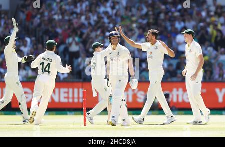 Il Mitchell Starc dell'Australia celebra il bricket del ben Stokes inglese durante il terzo giorno del test delle ceneri al Melbourne Cricket Ground di Melbourne. Data foto: Martedì 28 dicembre 2021. Foto Stock